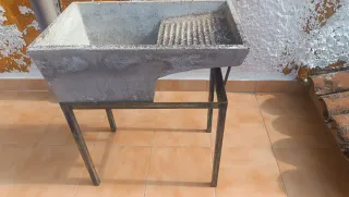 Pila de lavar de cemento con pie de hierro 