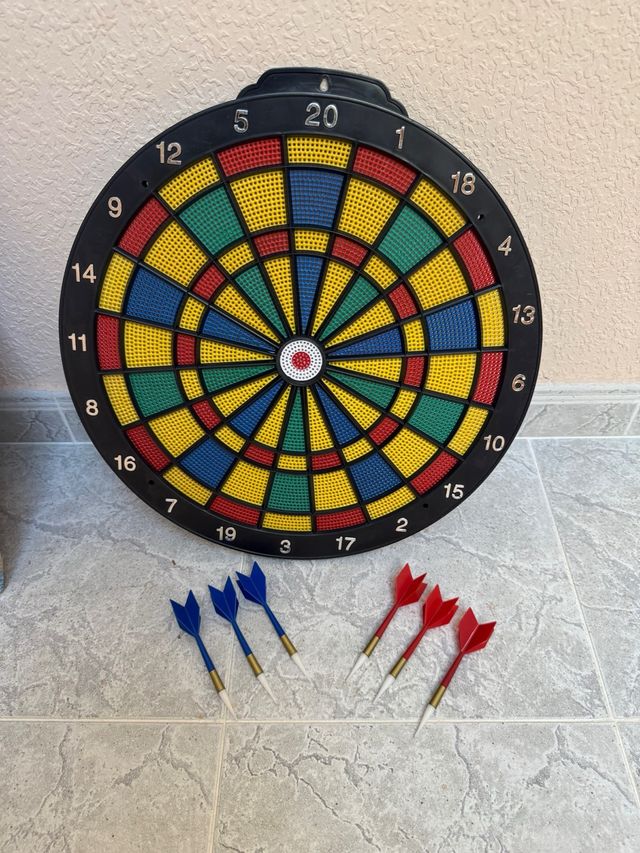 Diana de dardos con 7 dardos