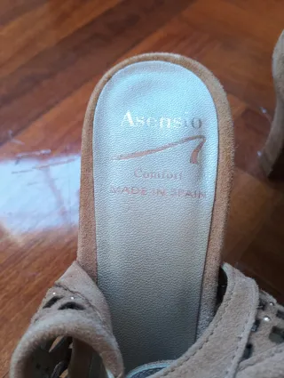 Zapatos tacón medio marrones con pedrería