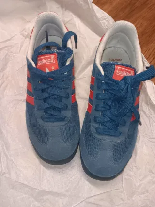 Deportivos Adidas Azul y Rojo