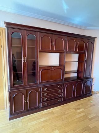 Mueble librería de madera con vitrina