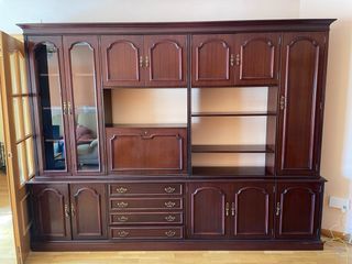 Mueble librería de madera con vitrina