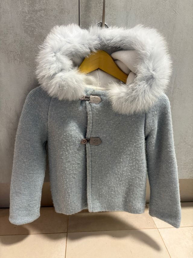 Abrigo bebé con capucha de pelo