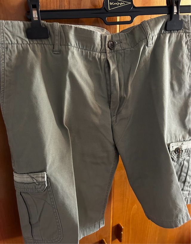 Bermudas cargo verdes con bolsillos