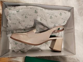 Zapatos Pitillos Beige y Blanco Talla 38