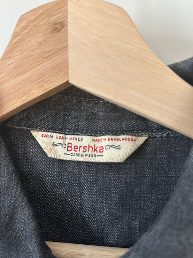 Camisa vaquera Bershka negra