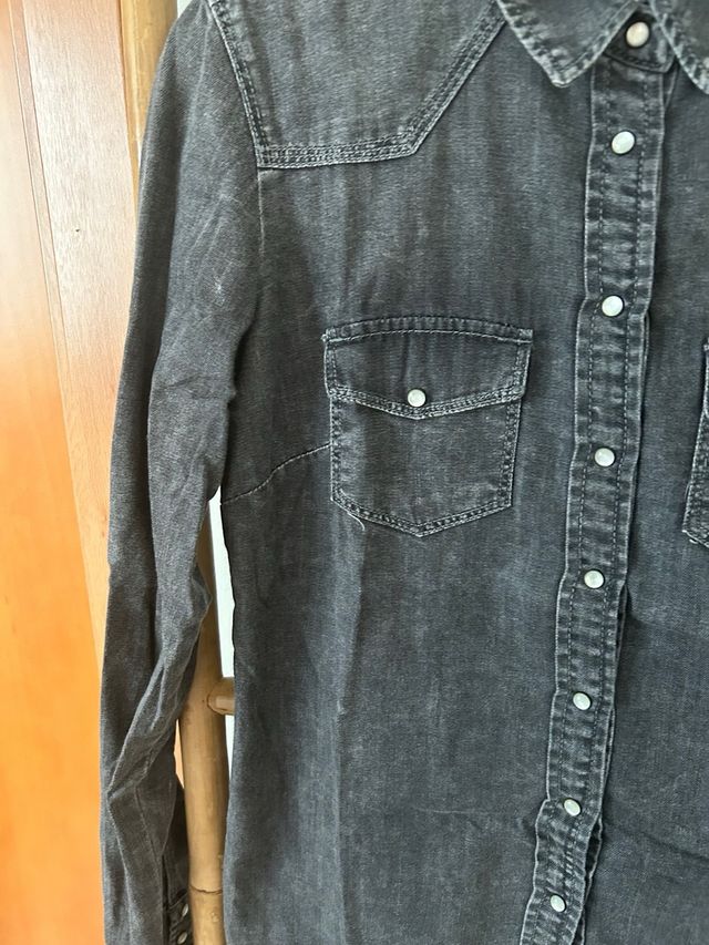 Camisa vaquera Bershka negra