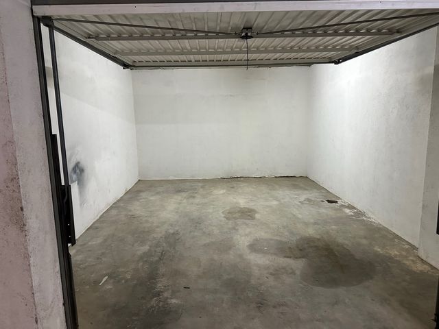 Garaje privado cerrado para coche y motos/trastero