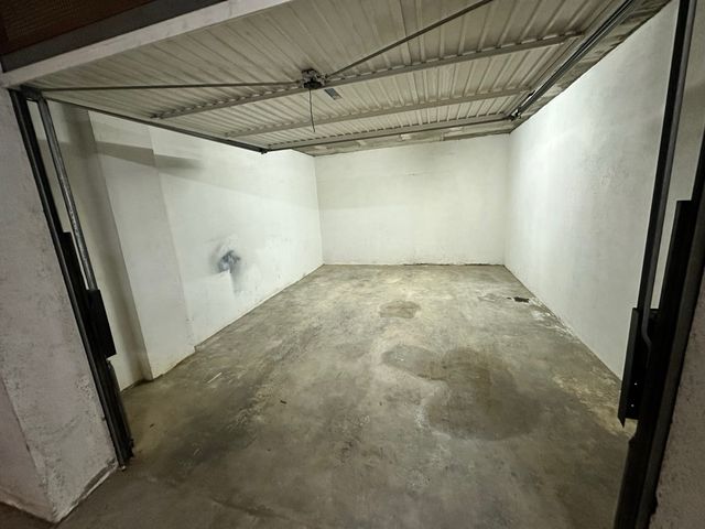 Garaje privado cerrado para coche y motos/trastero