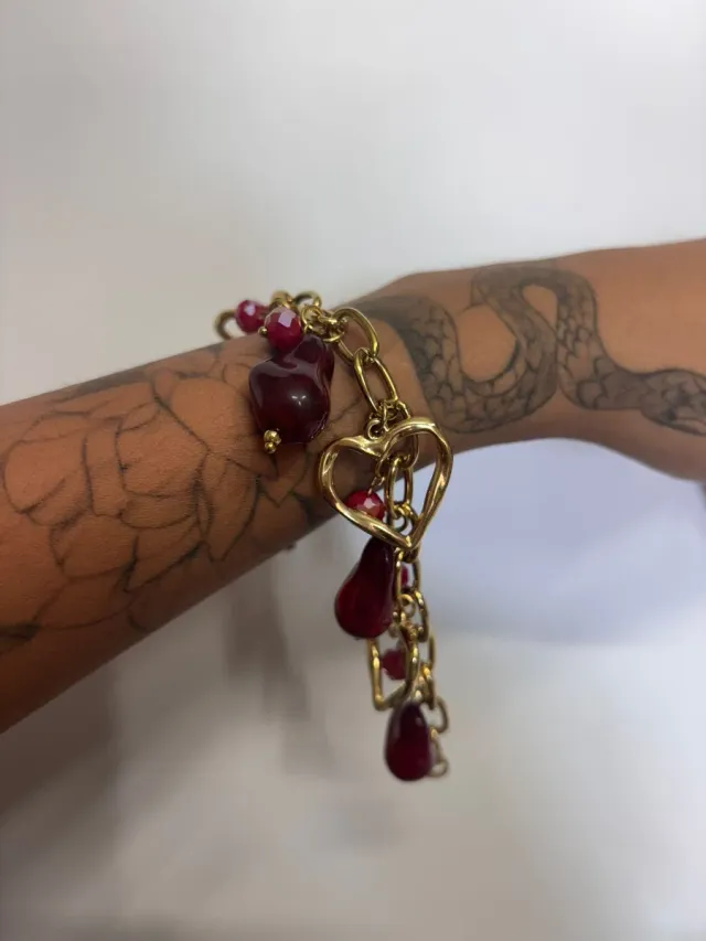 Bracciale con ciondoli cuore e pietre rosse