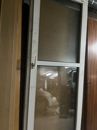 Puerta aluminio con marco cristal