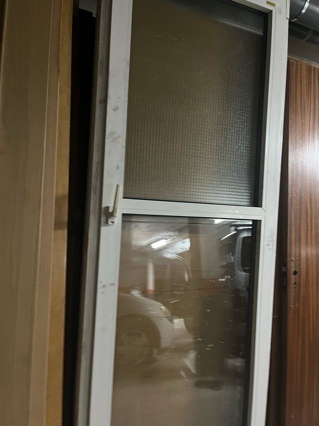 Puerta aluminio con marco cristal