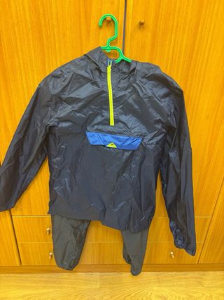 Chubasquero impermeable azul y negro.