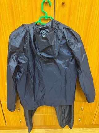 Chubasquero impermeable azul y negro.