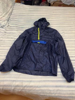 Chubasquero impermeable azul y negro.