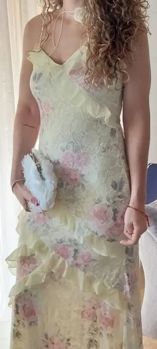 Vestido amarillo floral con volantes