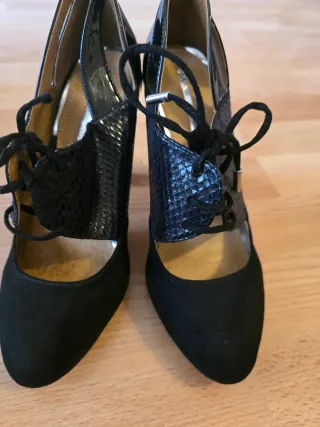 Zapatos de tacón negros con cordones