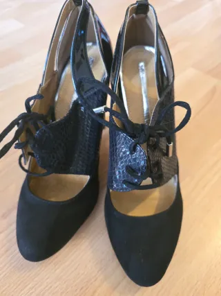 Zapatos de tacón negros con cordones