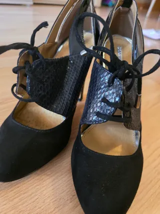 Zapatos de tacón negros con cordones
