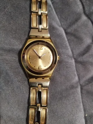 Reloj Swatch Dorado y Plateado