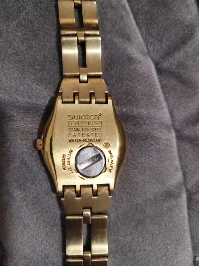 Reloj Swatch Dorado y Plateado