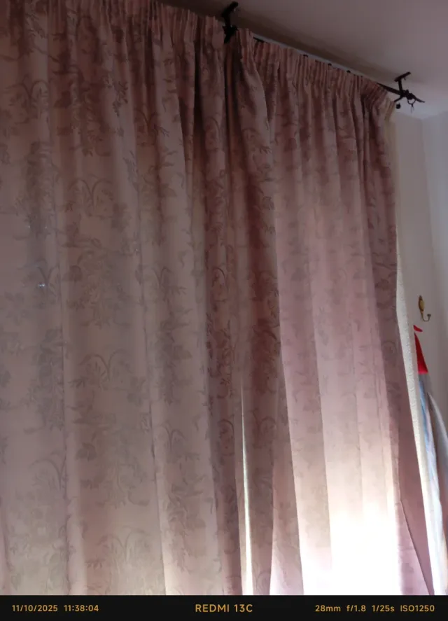 Edredón patchwork gris y rosa