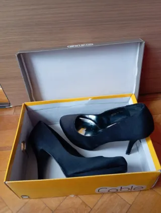 Zapatos de tacón negros talla 40 un sólo uso