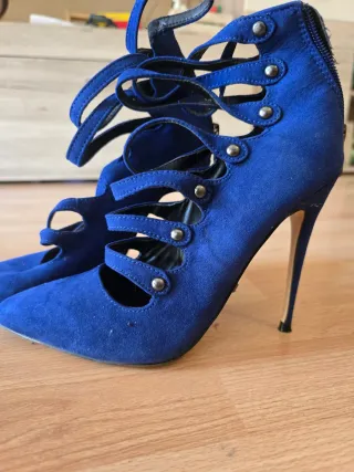 Zapatos de tacón azul con tiras