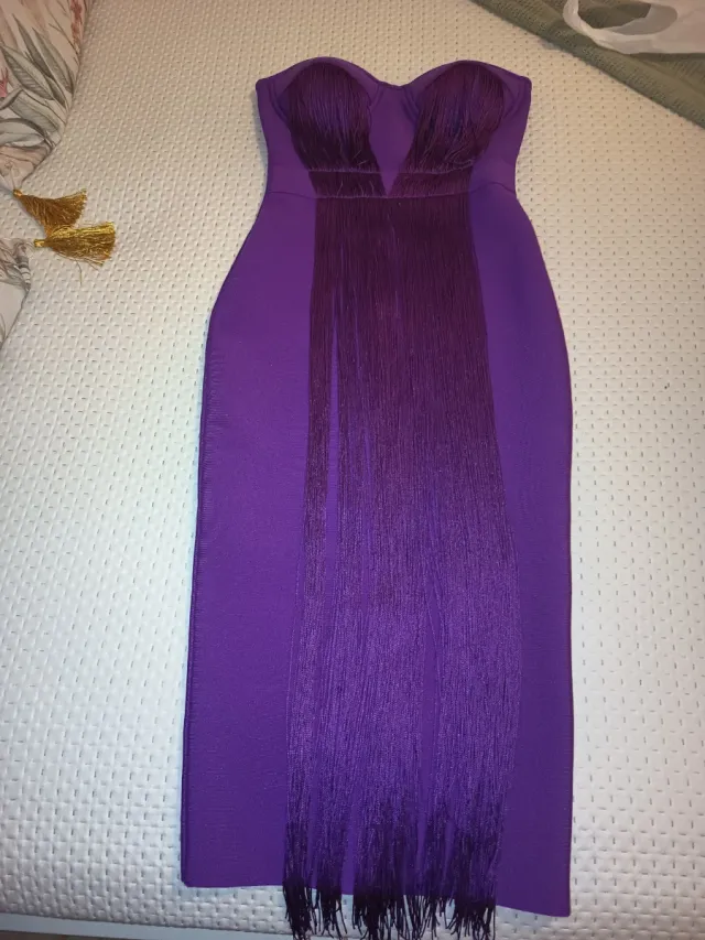 Vestido morado con flecos