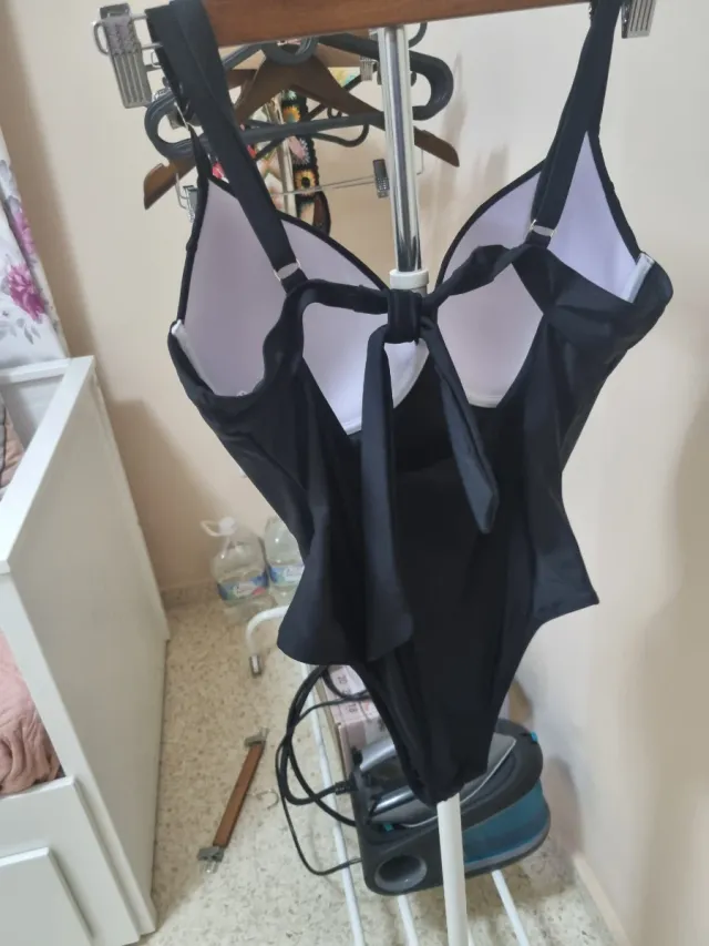 Costume da bagno nero da donna