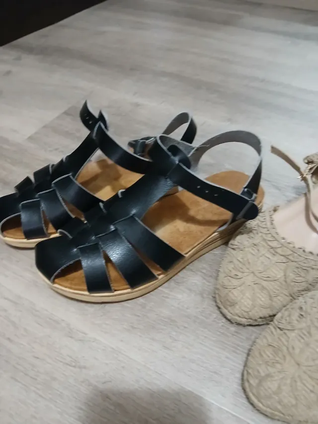 Sandalias negras y beige