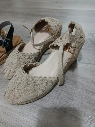 Sandalias negras y beige