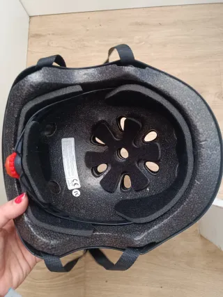 Casco de patineta negro