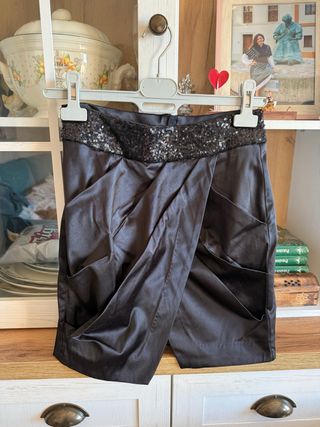 Falda de fiesta negra con lentejuelas