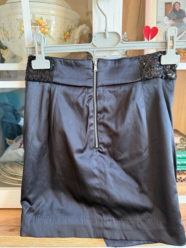 Falda de fiesta negra con lentejuelas