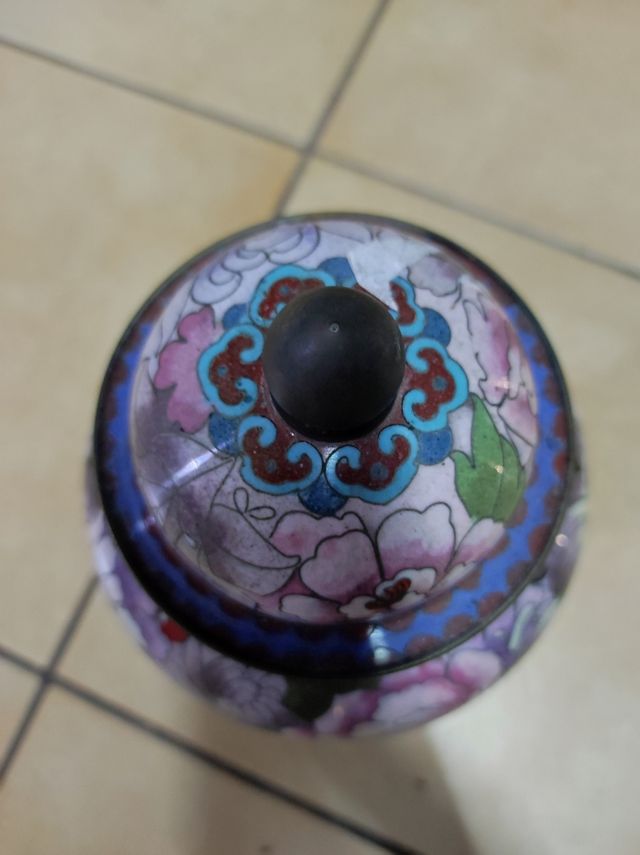 Vaso cinese cloisonne decorato con fiori