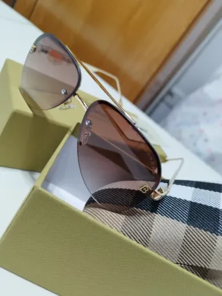 Gafas de sol Burberry doradas y marrones
