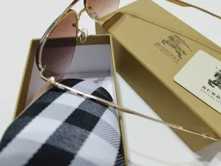 Gafas de sol Burberry doradas y marrones