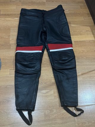 Pantalones de cuero negros y rojos