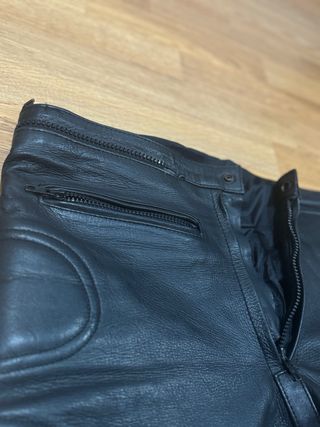 Pantalones de cuero negros y rojos
