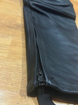 Pantalones de cuero negros y rojos