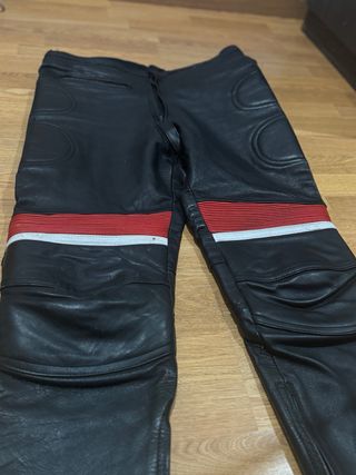 Pantalones de cuero negros y rojos