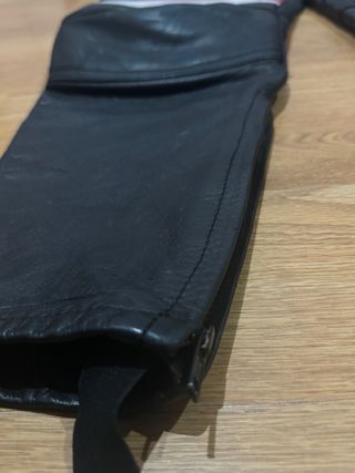 Pantalones de cuero negros y rojos