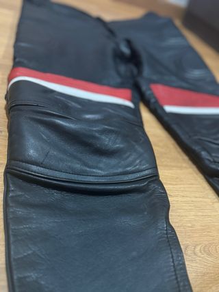 Pantalones de cuero negros y rojos