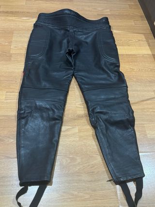 Pantalones de cuero negros y rojos