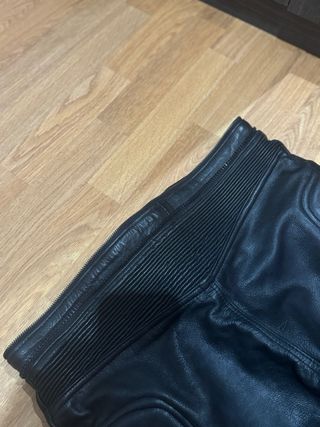 Pantalones de cuero negros y rojos