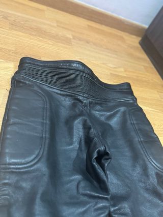 Pantalones de cuero negros y rojos