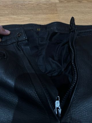 Pantalones de cuero negros y rojos