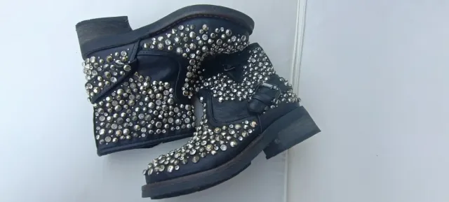 Stivaletti donna borchie e brillantini neri
