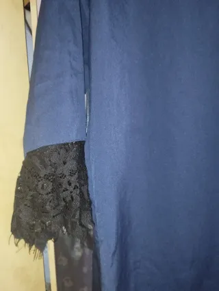 Vestido azul con detalles de encaje